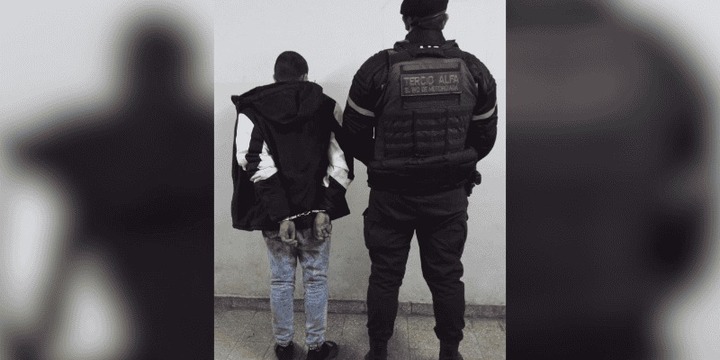 El personal policial aprehendi&oacute; de los sospechosos, de 21 y 17 a&ntilde;os, quienes fueron trasladados la Comisar&iacute;a 16&ordf;.