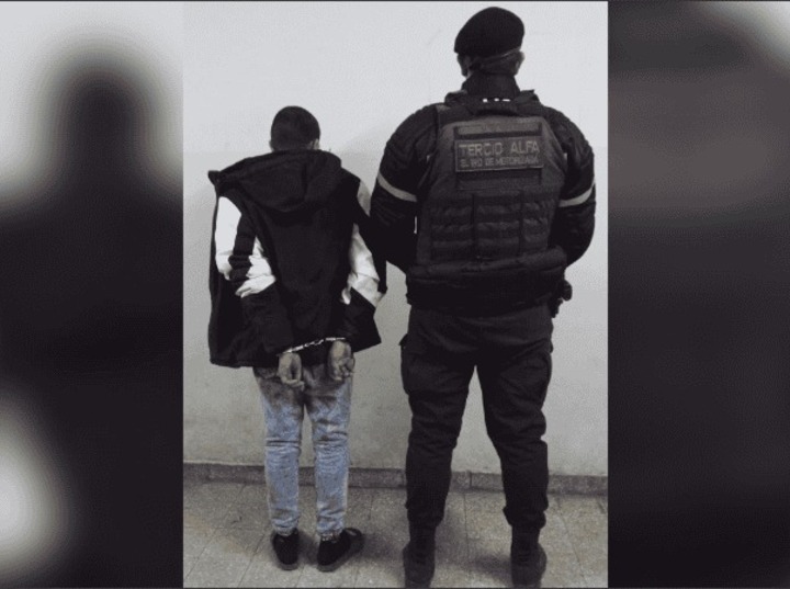 El personal policial aprehendió de los sospechosos, de 21 y 17 años, quienes fueron trasladados la Comisaría 16ª. El personal policial aprehendió de los sospechosos, de 21 y 17 años, quienes fueron trasladados la Comisaría 16ª.