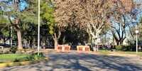 El lugar estaba bloqueado, pero esquivan o corren las vallas