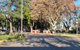 El lugar estaba bloqueado, pero esquivan o corren las vallas