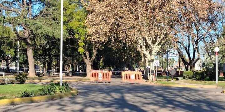El lugar estaba bloqueado, pero esquivan o corren las vallas