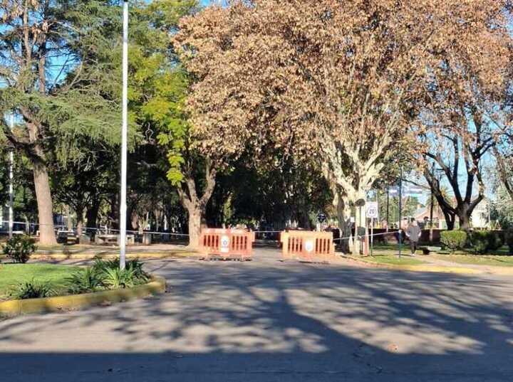 El lugar estaba bloqueado, pero esquivan o corren las vallas