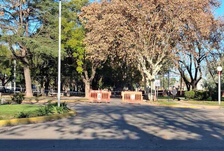 El lugar estaba bloqueado, pero esquivan o corren las vallas