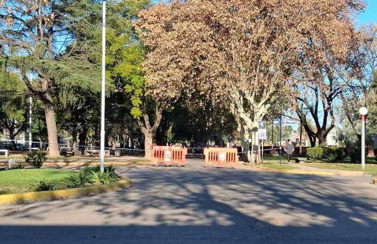 El lugar estaba bloqueado, pero esquivan o corren las vallas