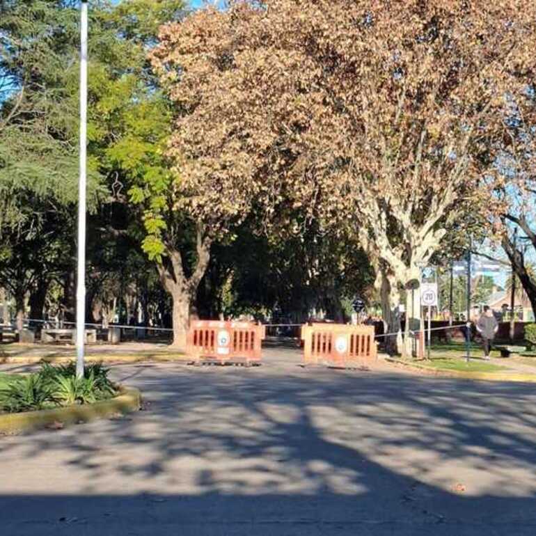 El lugar estaba bloqueado, pero esquivan o corren las vallas