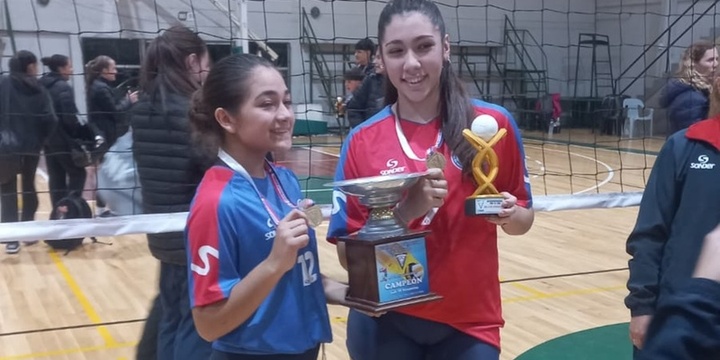 Imagen de Dos jugadoras de Uni&oacute;n brillaron con la Selecci&oacute;n Rosarina y se consagraron campeonas