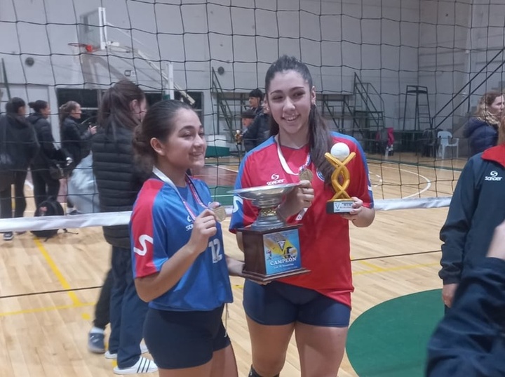 Imagen de Dos jugadoras de Uni&oacute;n brillaron con la Selecci&oacute;n Rosarina y se consagraron campeonas