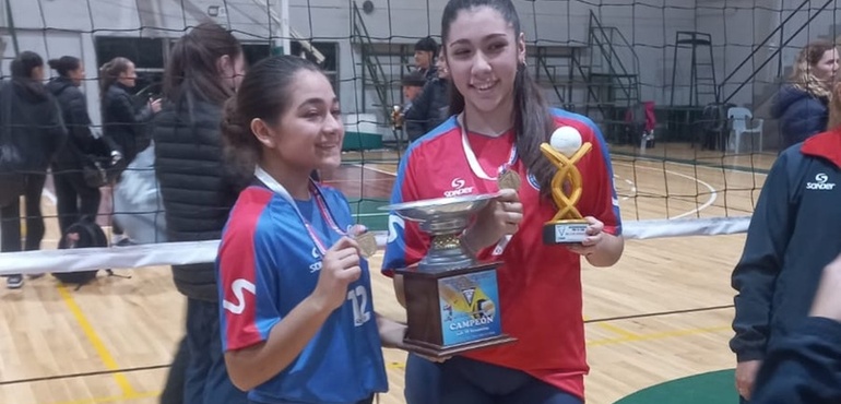 Imagen de Dos jugadoras de Uni&oacute;n brillaron con la Selecci&oacute;n Rosarina y se consagraron campeonas