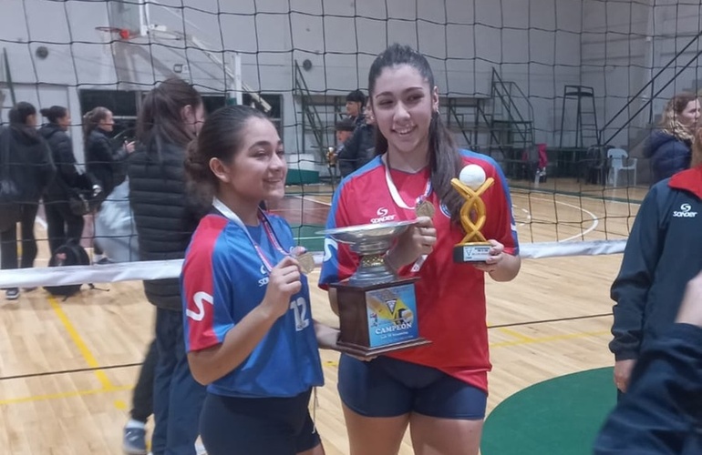 Imagen de Dos jugadoras de Uni&oacute;n brillaron con la Selecci&oacute;n Rosarina y se consagraron campeonas