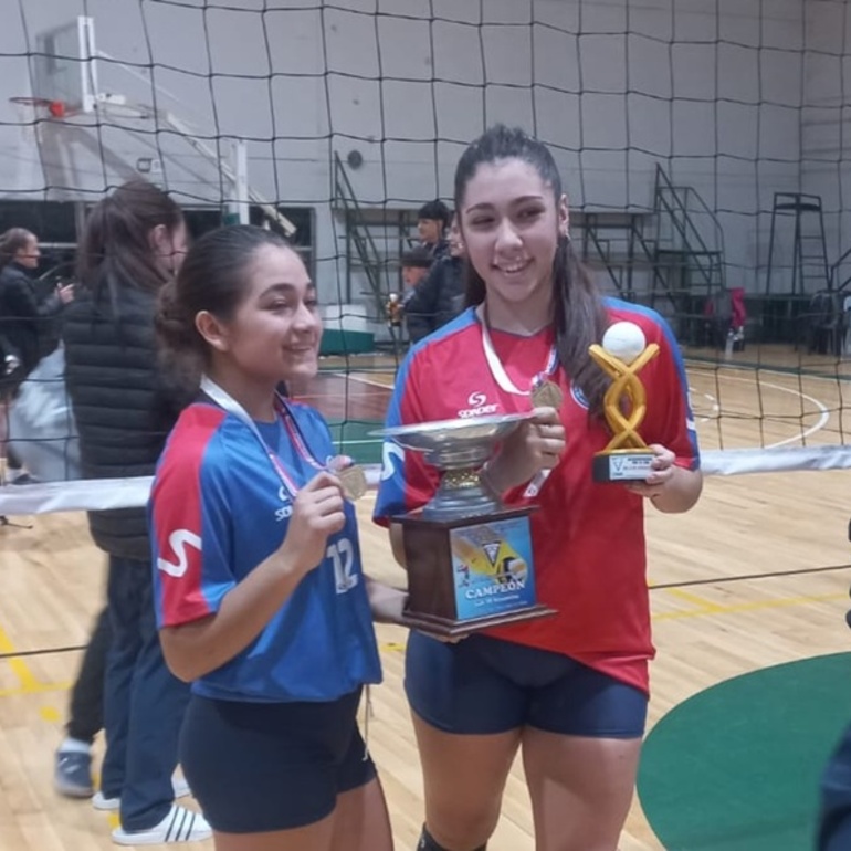 Imagen de Dos jugadoras de Uni&oacute;n brillaron con la Selecci&oacute;n Rosarina y se consagraron campeonas