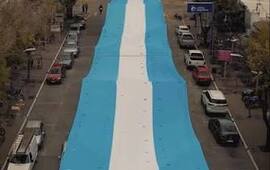 Imagen de Soldini une retazos de identidad: alumnos ampliaron la bandera m&aacute;s larga del pueblo para el desfile del 20 de Junio