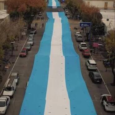 Imagen de Soldini une retazos de identidad: alumnos ampliaron la bandera m&aacute;s larga del pueblo para el desfile del 20 de Junio