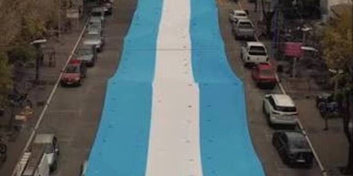 Imagen de Soldini une retazos de identidad: alumnos ampliaron la bandera m&aacute;s larga del pueblo para el desfile del 20 de Junio