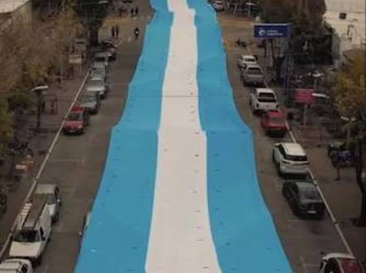 Imagen de Soldini une retazos de identidad: alumnos ampliaron la bandera m&aacute;s larga del pueblo para el desfile del 20 de Junio