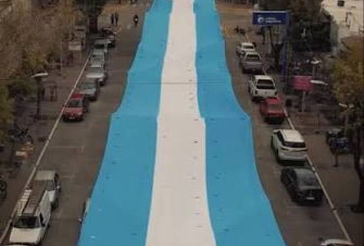 Imagen de Soldini une retazos de identidad: alumnos ampliaron la bandera m&aacute;s larga del pueblo para el desfile del 20 de Junio