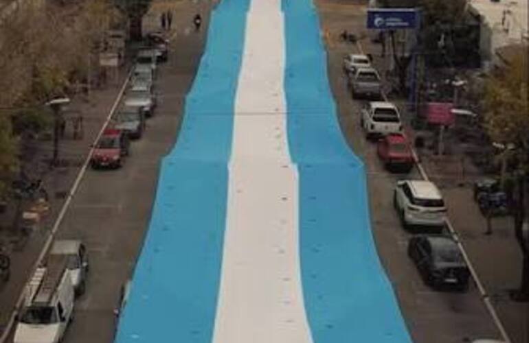 Imagen de Soldini une retazos de identidad: alumnos ampliaron la bandera m&aacute;s larga del pueblo para el desfile del 20 de Junio