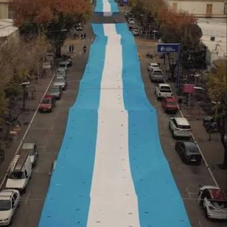 Imagen de Soldini une retazos de identidad: alumnos ampliaron la bandera m&aacute;s larga del pueblo para el desfile del 20 de Junio