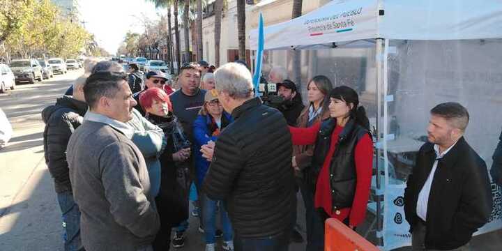 La situación se registró este mediodía en la esquina de la municipalidad. La situación se registró este mediodía en la esquina de la municipalidad.