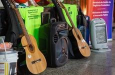 Guitarras, pelotas y diverso equipamiento fue entregado a dos escuelas con dinero incautado del delito en Santa Fe.