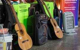 Guitarras, pelotas y diverso equipamiento fue entregado a dos escuelas con dinero incautado del delito en Santa Fe.
