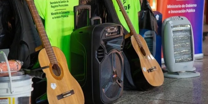 Guitarras, pelotas y diverso equipamiento fue entregado a dos escuelas con dinero incautado del delito en Santa Fe.