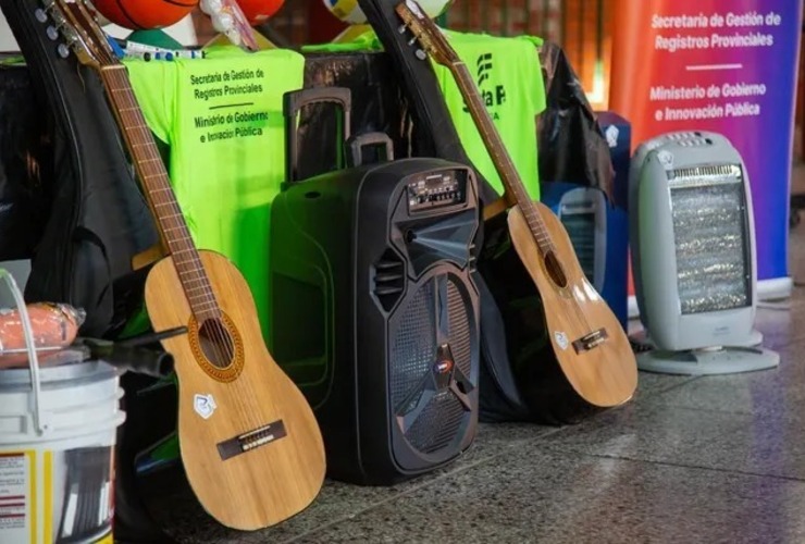 Guitarras, pelotas y diverso equipamiento fue entregado a dos escuelas con dinero incautado del delito en Santa Fe.