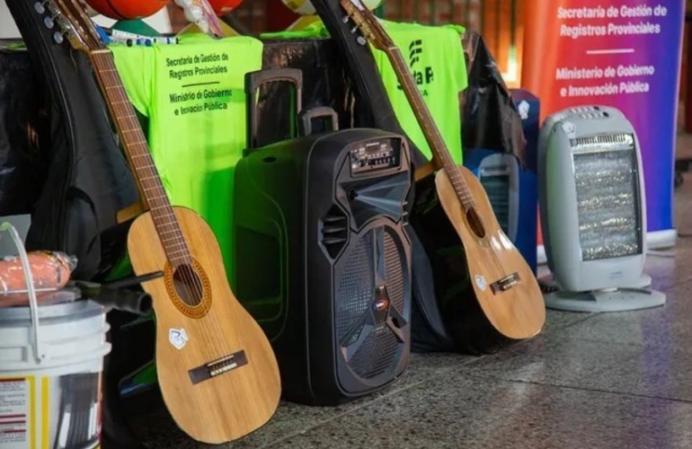 Guitarras, pelotas y diverso equipamiento fue entregado a dos escuelas con dinero incautado del delito en Santa Fe.