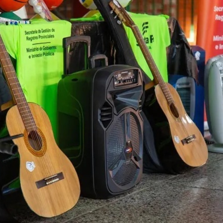 Guitarras, pelotas y diverso equipamiento fue entregado a dos escuelas con dinero incautado del delito en Santa Fe.
