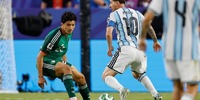 Scaloni podr&iacute;a realizar dos cambios en la formaci&oacute;n titular de Argentina para la segunda fecha del Grupo J. (EFE)