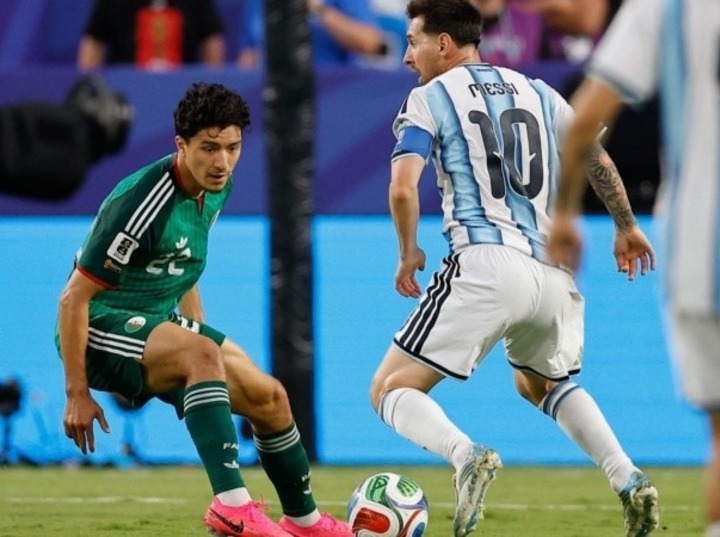 Scaloni podr&iacute;a realizar dos cambios en la formaci&oacute;n titular de Argentina para la segunda fecha del Grupo J. (EFE)