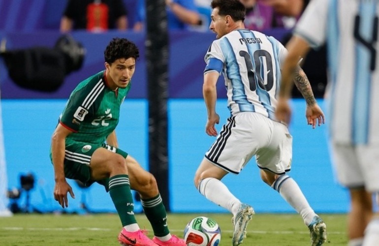Scaloni podr&iacute;a realizar dos cambios en la formaci&oacute;n titular de Argentina para la segunda fecha del Grupo J. (EFE)