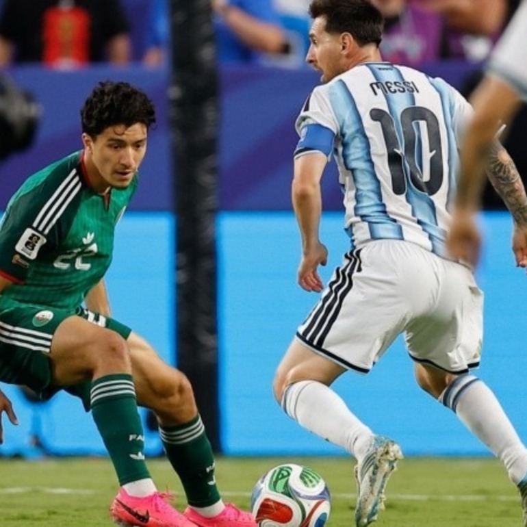 Scaloni podr&iacute;a realizar dos cambios en la formaci&oacute;n titular de Argentina para la segunda fecha del Grupo J. (EFE)