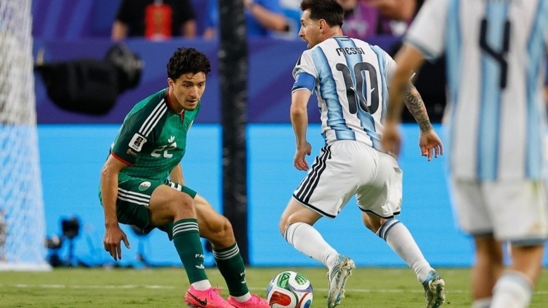 Scaloni podr&iacute;a realizar dos cambios en la formaci&oacute;n titular de Argentina para la segunda fecha del Grupo J. (EFE)