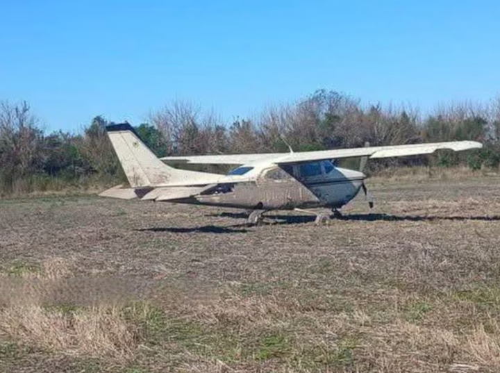Imagen de Misterio en el departamento San Justo: hallaron una avioneta abandonada en un campo de Cayastacito