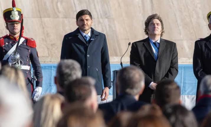 Imagen de Pullaro, dur&iacute;simo contra Adorni: �Si fuera funcionario de Santa Fe, ya no estar&iacute;a m&aacute;s en su cargo�