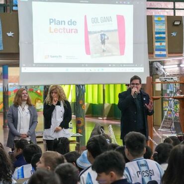 Imagen de La Provincia lanz&oacute; el programa "Gol Gana llega al aula" con el libro de Dami&aacute;n Andreoli
