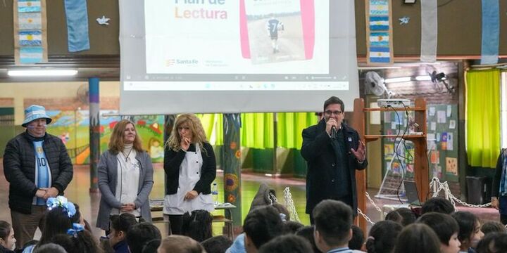 Imagen de La Provincia lanz&oacute; el programa "Gol Gana llega al aula" con el libro de Dami&aacute;n Andreoli