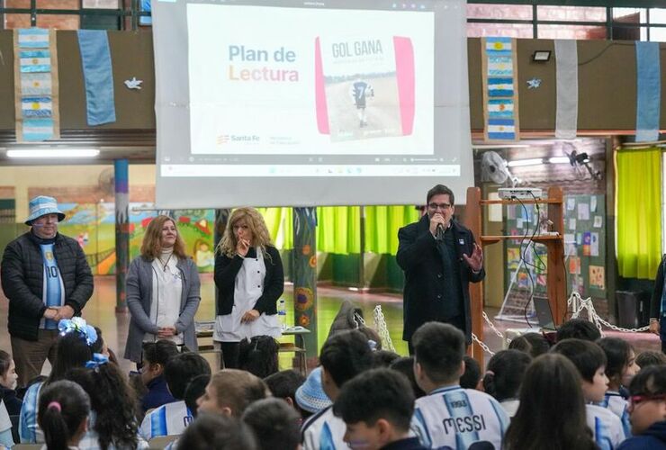 Imagen de La Provincia lanz&oacute; el programa "Gol Gana llega al aula" con el libro de Dami&aacute;n Andreoli