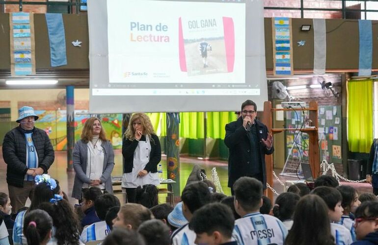 Imagen de La Provincia lanz&oacute; el programa "Gol Gana llega al aula" con el libro de Dami&aacute;n Andreoli