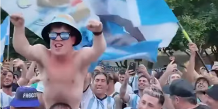 Imagen de &iexcl;EL ENANO ES ARGENTINO! La hinchada cop&oacute; Dallas y "argentiniz&oacute;" a un austr&iacute;aco tras el triunfo