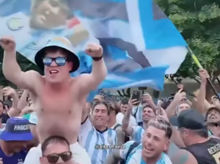 Imagen de &iexcl;EL ENANO ES ARGENTINO! La hinchada cop&oacute; Dallas y "argentiniz&oacute;" a un austr&iacute;aco tras el triunfo