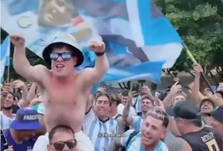 Imagen de &iexcl;EL ENANO ES ARGENTINO! La hinchada cop&oacute; Dallas y "argentiniz&oacute;" a un austr&iacute;aco tras el triunfo