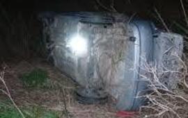 Imagen de Vuelco en Albarellos: un conductor de Acebal perdi&oacute; el control de su auto y termin&oacute; en un zanj&oacute;n