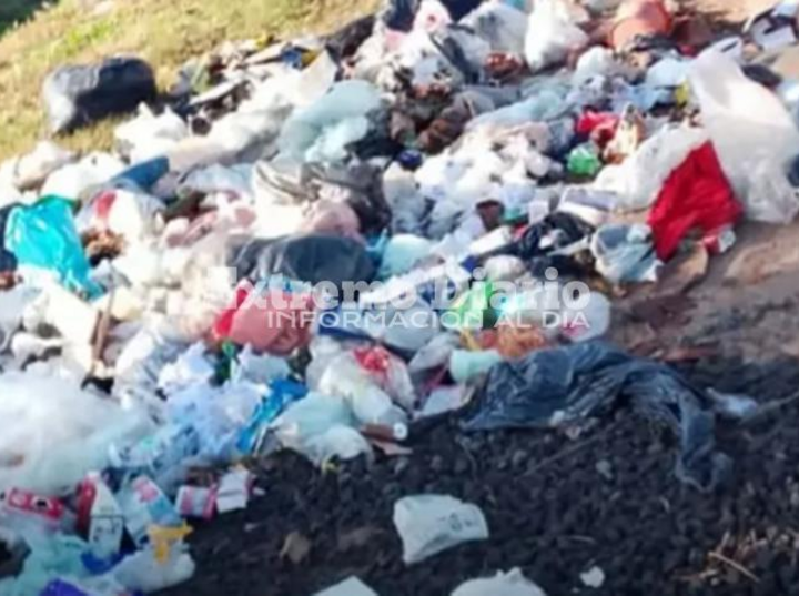 Imagen de Damián Salinas por la basura en Arroyo Seco: “Caminar entre la mugre es verdaderamente impactante e indignante” Imagen de Damián Salinas por la basura en Arroyo Seco: “Caminar entre la mugre es verdaderamente impactante e indignante”