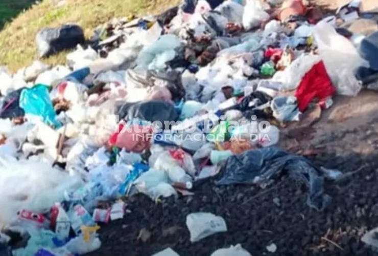 Imagen de Dami&aacute;n Salinas por la basura en Arroyo Seco: �Caminar entre la mugre es verdaderamente impactante e indignante�