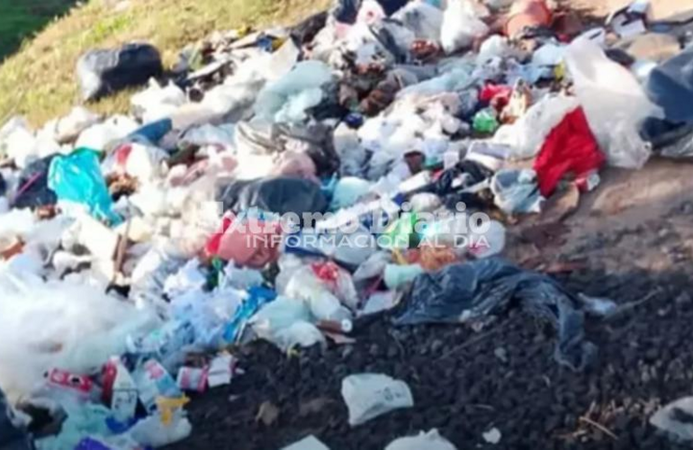 Imagen de Dami&aacute;n Salinas por la basura en Arroyo Seco: �Caminar entre la mugre es verdaderamente impactante e indignante�