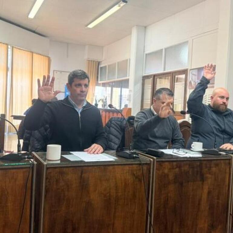 Imagen de El Concejo aprob&oacute; buscar de urgencia un "anclaje oculto" para evitar que se caiga el murall&oacute;n del puerto