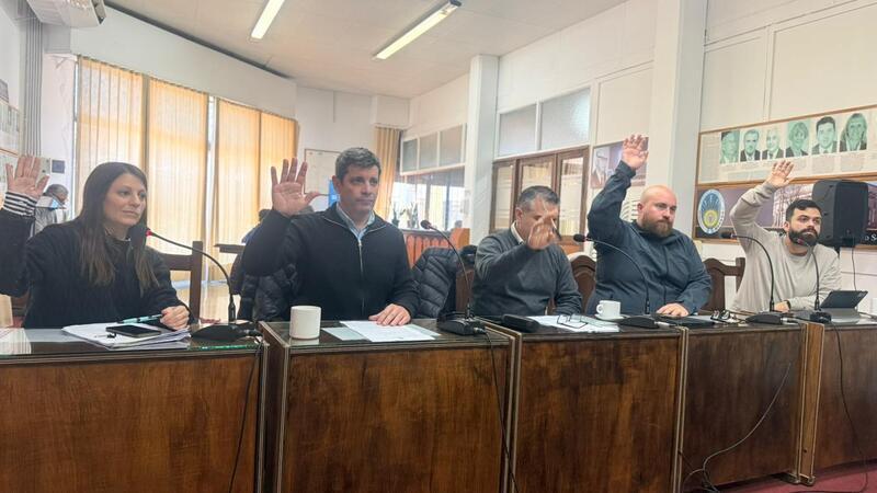 Imagen de El Concejo aprob&oacute; buscar de urgencia un "anclaje oculto" para evitar que se caiga el murall&oacute;n del puerto
