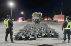 Imagen de Operativo en la Autopista: detienen a tres personas con un tr&aacute;iler cargado de cubiertas ilegales e investigan intento de coima