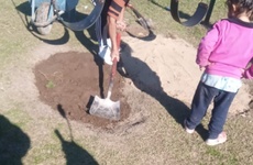 Imagen de Playa Hermosa: vecinos denuncian abandono y tienen que arreglar la plaza por su cuenta